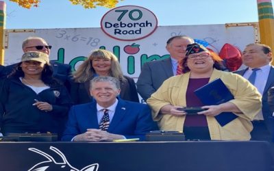 McKee firma ley que extiende exención del pago impuestos propiedad a veteranos de la guerra fría