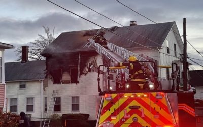 Tres familias desplazadas por incendio arrasara un edificio de apartamentos en East Providence
