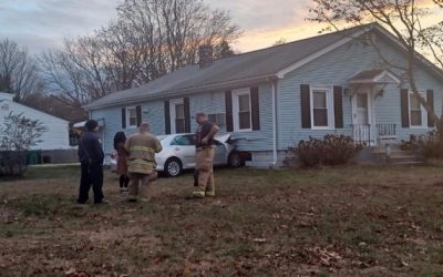 Conductor presuntamente bajo la influencia se estrella con una casa.