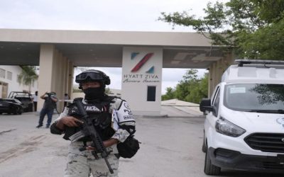 Turistas aterrados narcos se enfrentan en joya del Caribe mexicano
