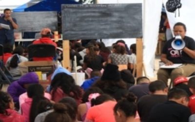 Niños migrantes asisten a escuela improvisada en frontera EE. UU. – México