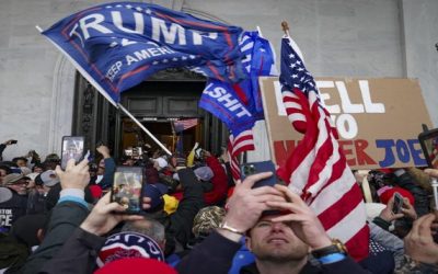 Jueces evalúan demanda de Trump sobre el asalto al Capitolio