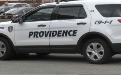 4 adolescentes arrestados luego de chocar con varios vehículos en auto robado.