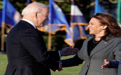 Harris, brevemente primera mujer en la presidencia de EEUU por examen a Biden