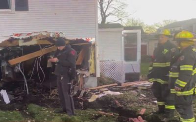Camioneta choca contra casa, dos heridos