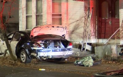 Auto choca 4 vehículos y termina estrellándose con una cada.