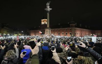 Miles protestan en Polonia contra ley antiaborto