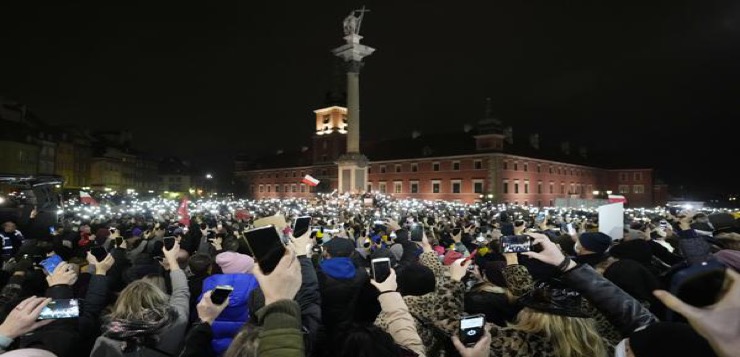 Miles protestan en Polonia contra ley antiaborto
