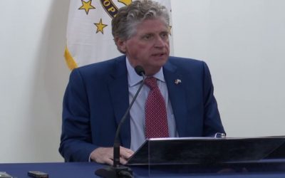 McKee extiende orden ejecutiva para uso de máscaras en escuelas.