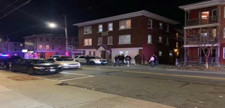 Policía Providence investiga tiroteo que dejó un hombre herido de gravedad.