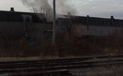Explosión provoca incendio en edificio comercial.