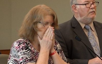 Mujer sentenciada a 30 años por homicidio involuntario de su hija adoptiva.