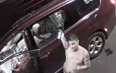 Policía Cranston busca hombre que desnudo se enfrentó a guardia seguridad y se metió a una casa.