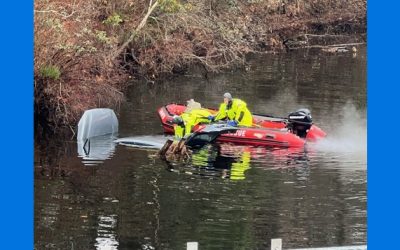 Conductora se salva de morir cuando su camioneta cae al agua.