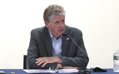 McKee : “todo esta sobre la mesa” por el reciente aumento de casos COVID-19 pero no ordena uso de máscaras bajo techo.