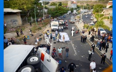México: al menos 49 migrantes mueren al volcar camión