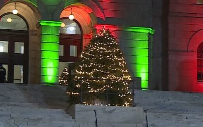 Manifestantes aprovechan “Encendido árbol de Navidad” para protestar a favor de las personas sin hogar en Rhode Island.