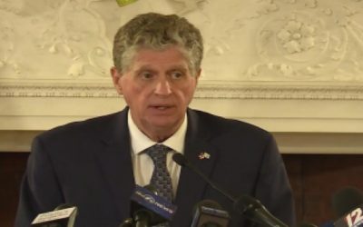 McKee extiende orden ejecutiva que exige uso máscaras en escuelas.