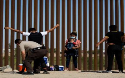 Autoridades reportan la llegada masiva de migrantes en la frontera de México con Arizona