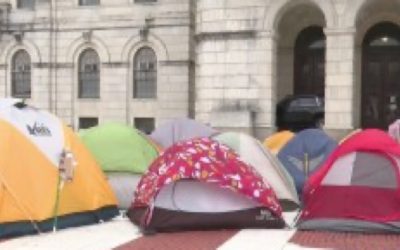 Providence anuncia iniciativas para ayudar a las personas sin hogar.