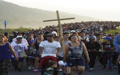 EEUU restablece medida de que migrantes esperen en México