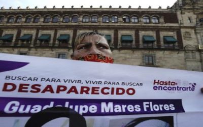 México: Familias de desaparecidos llevan “fosas” ante AMLO