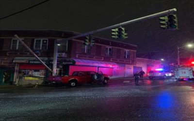 Policía investiga accidente que provocó corte electricidad en vecindario.