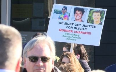 Familiares y amigos de Olivia Passaretti piden jusiticia y cargos más severos contra conductor ebrio que provocó accidente en el que murió la joven.