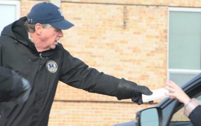 Gobernador y Alcalde de Johnston entrengan miles de pruebas caseras para detectar COVID.