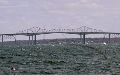 Autoridades cierran puentes.