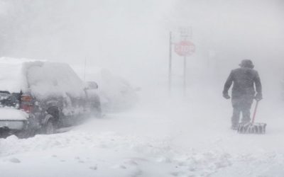 ¿Palear la nieve podría causarte un infarto? Si tienes más de esta edad deberías dejar de hacerlo