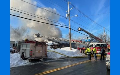 Bomberos apagan incendio establecimiento comercial en Woonsocket.