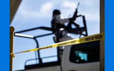 México: dejan vehículo con 10 cuerpos junto a árbol navideño