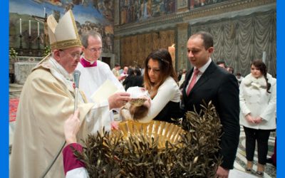 El papa bautiza a 16 bebés en Capilla Sixtina un año después
