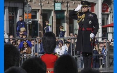 Regresan a reina títulos militares de príncipe Andrés