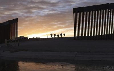 Migrantes se aferran a polémico plan de asilo de Trump