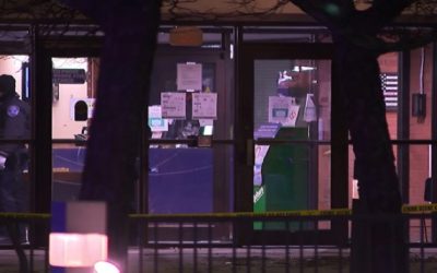 Autoridades identifican a hombre que acuchilló a un agente en estación policía de Warwick.