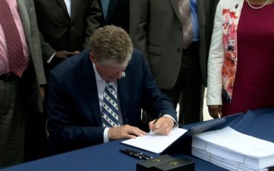 McKee firma Orden Ejecutiva, que permite reuniones públicas de manera virtual, extiende otras.