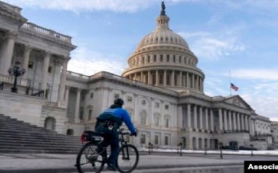 Senadores demócratas criticados cuando el Senado comienza a votar proyecto de ley