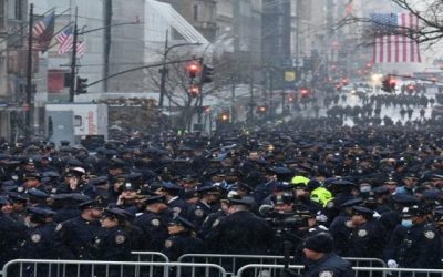 Nueva York honra a policía asesinado, símbolo de alza de la violencia