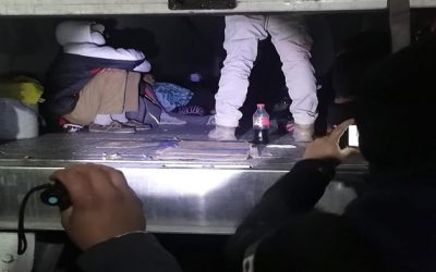 Interceptan a 65 migrantes hacinados en un tráiler en el norte de México