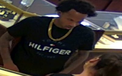 Dos hombres, uno de Providence acusados de robar valioso collar, policía busca a uno de los sospechosos.