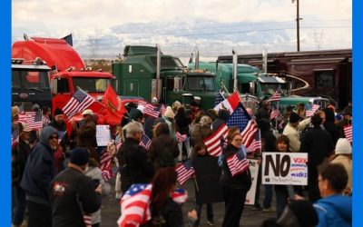 Hasta 1,000 camioneros se reúnen en California en el Convoy del Pueblo que se dirige a D.C.