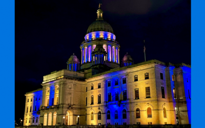 Casa Estatal Rhode Island iluminada con los colores de Ucrania en señal de apoyo.