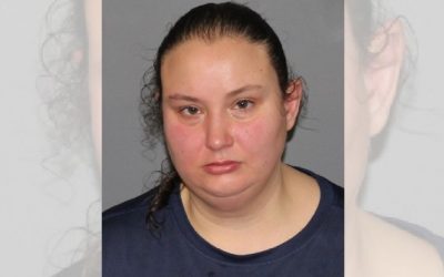 Mujer acusada de atacar a empleado de supermercado cuando intentaba huir con carne robada.