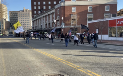 Manifestantes bloquean calles en Providence protestan contra poderes ejecutivos y mandatos del gobernador.
