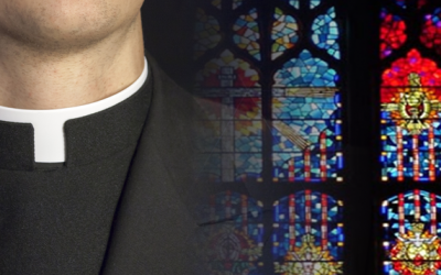 Sacerdote acusado de hacer preguntas inapropiadas a estudiantes durante la confesión.