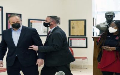 EEUU: Sacan de evento a esposo de VP tras aparente amenaza