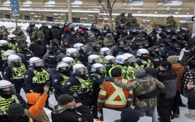 Policía retira a manifestantes frente a Parlamento en Canadá