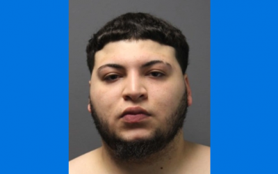 Hombre acusado de matar a puñaladas otro comparece en corte.